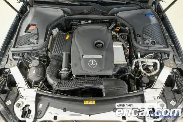 Mercedes-Benz E-Class 2019 — Photo 7/20