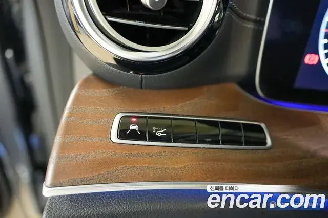 Mercedes-Benz E-Class 2019 — Photo 2/20