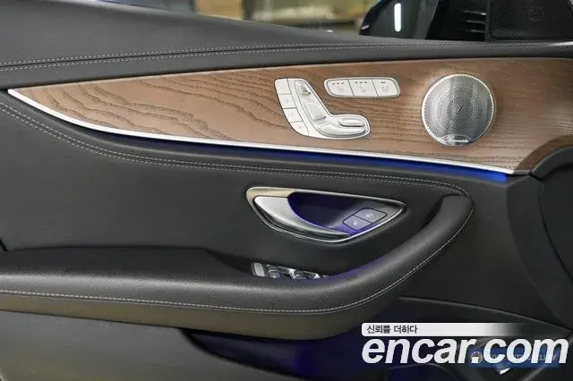 Mercedes-Benz E-Class 2019 — Photo 13/20