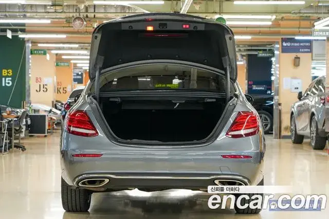 Mercedes-Benz E-Class 2019 — Photo 17/20