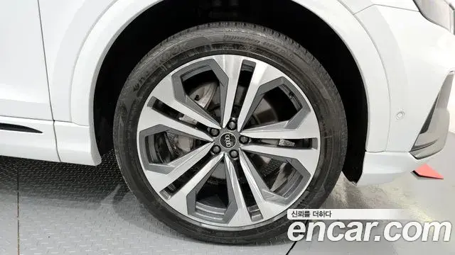 Audi Q8 2022 — Şəkil 14/20