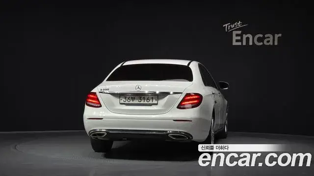 Mercedes-Benz E-Class 2018 — Photo 3/20