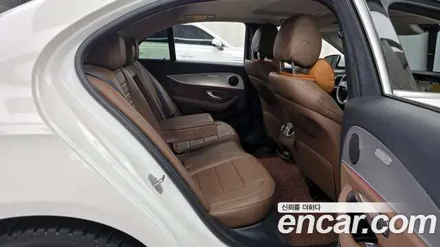Mercedes-Benz E-Class 2018 — Photo 10/20