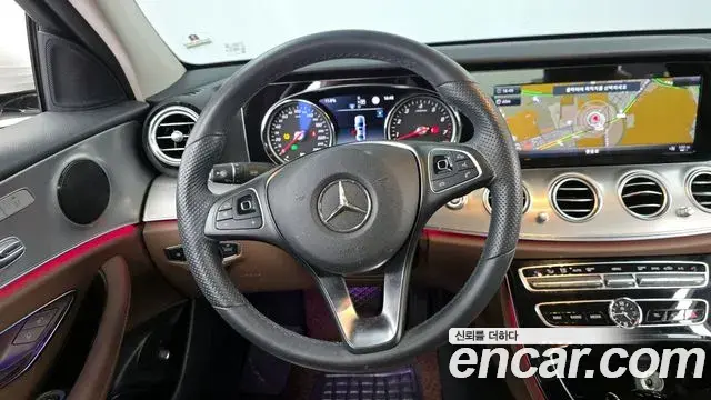 Mercedes-Benz E-Class 2018 — Photo 8/20