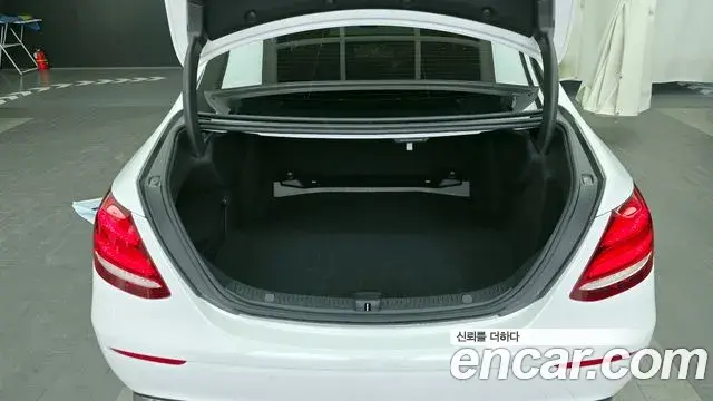 Mercedes-Benz E-Class 2018 — Photo 15/20