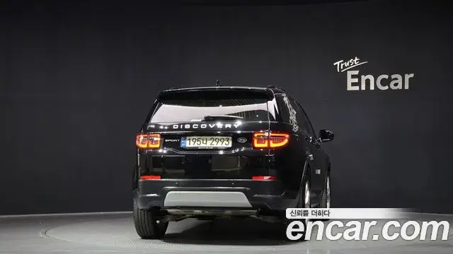 Land Rover Discovery Sport 2023 — ფოტო 1/20
