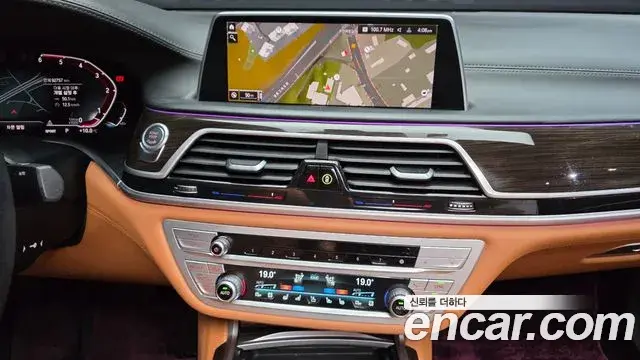 BMW 7 Series 2021 — ფოტო 18/20