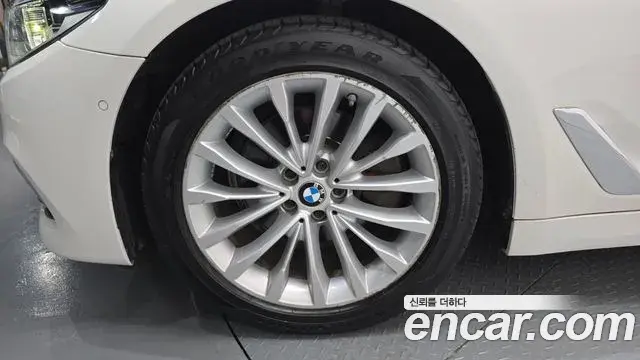 BMW 5 Series 2018 — Şəkil 17/20