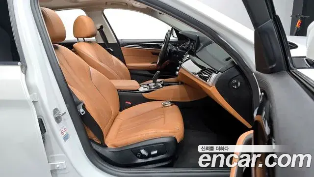 BMW 5 Series 2018 — Şəkil 14/20