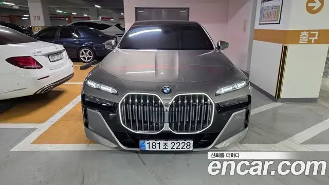 BMW 7 Series 2025 — Photo 8/19
