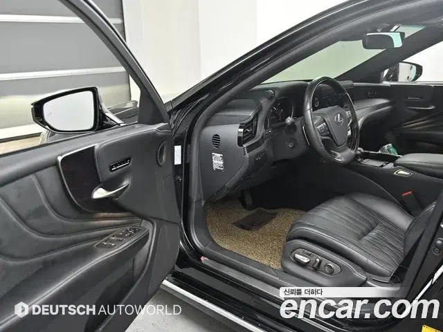Lexus LS500 2021 — Photo 12/20