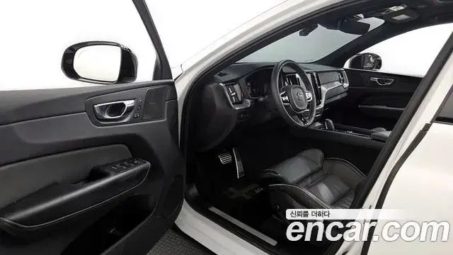Volvo XC60 2020 — Фото 10/20