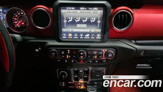 Jeep Wrangler 2021 — ფოტო 18/20