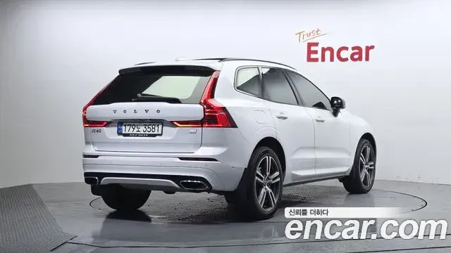 Volvo XC60 2020 — ფოტო 8/20