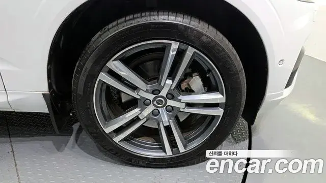 Volvo XC60 2020 — ფოტო 5/20