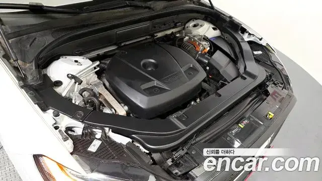 Volvo XC60 2020 — ფოტო 1/20