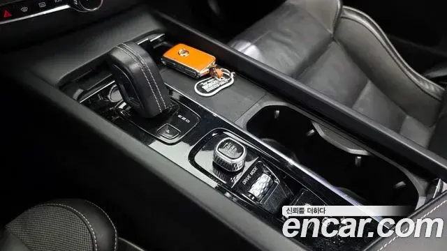 Volvo XC60 2020 — ფოტო 18/20