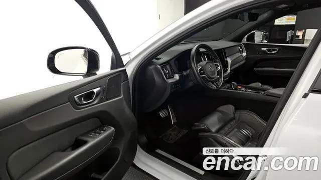 Volvo XC60 2020 — ფოტო 13/20