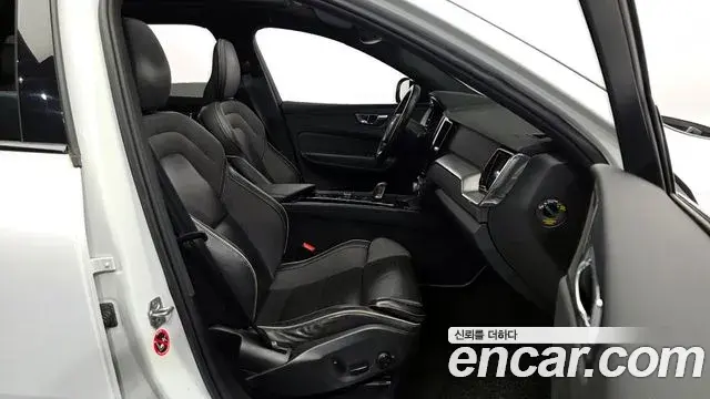 Volvo XC60 2020 — ფოტო 4/20