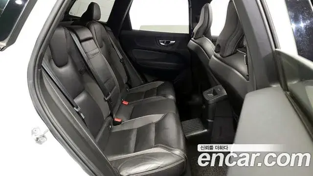 Volvo XC60 2020 — ფოტო 14/20