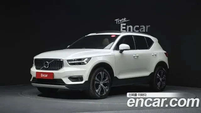 Volvo XC40 2022 — Фото 1/20