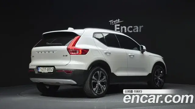 Volvo XC40 2022 — Фото 2/20