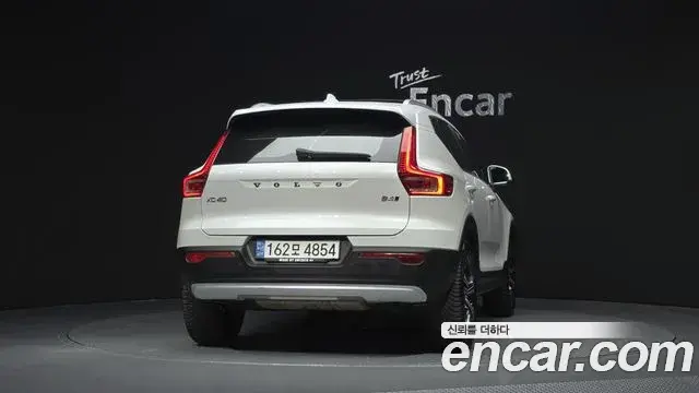 Volvo XC40 2022 — Фото 4/20
