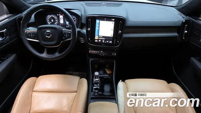 Volvo XC40 2022 — Фото 7/20