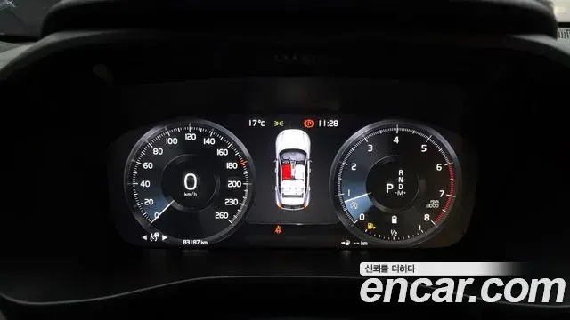 Volvo XC40 2022 — Фото 8/20