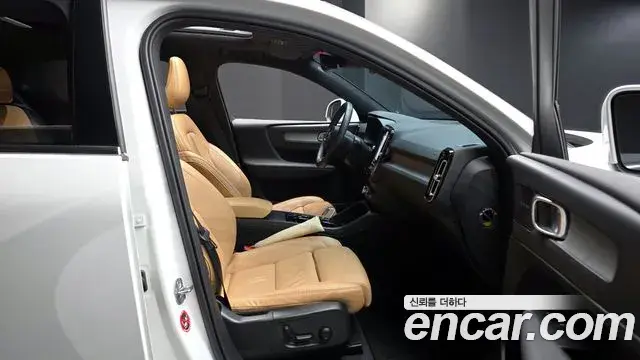 Volvo XC40 2022 — Фото 10/20