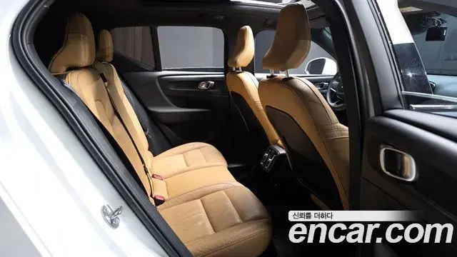 Volvo XC40 2022 — Фото 12/20