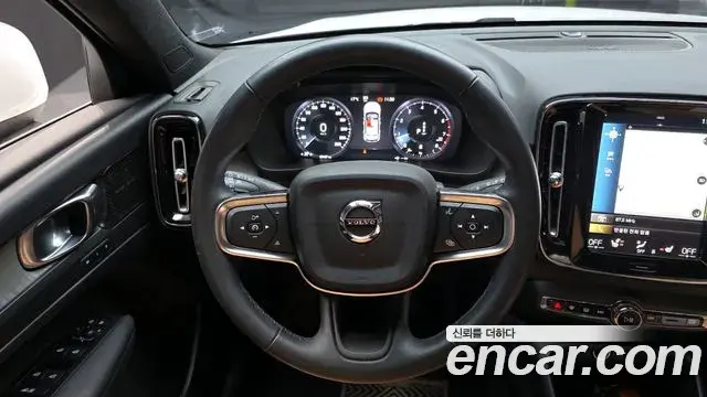 Volvo XC40 2022 — Фото 13/20