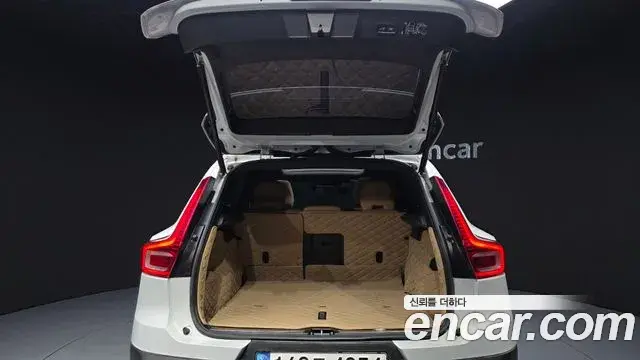 Volvo XC40 2022 — Фото 19/20