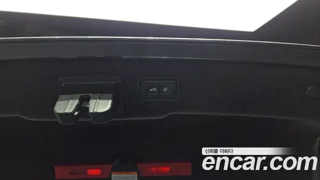 Audi A8 2021 — ფოტო 18/20