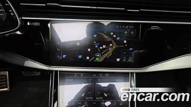 Audi Q7 2022 — Şəkil 13/20