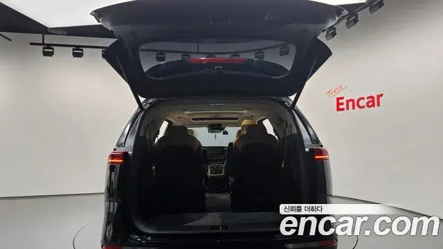 Kia Carnival 2021 — ფოტო 6/20