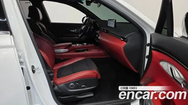 Genesis GV70 2021 — ფოტო 23/33