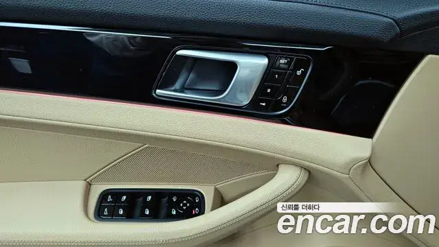 Porsche Panamera 2018 — Photo 33/35