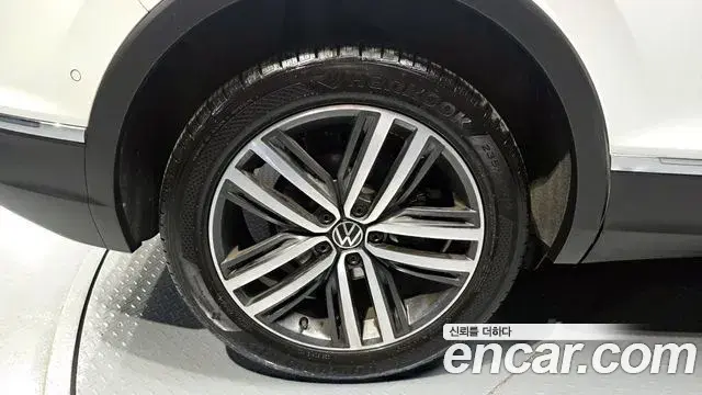 Volkswagen Tiguan 2021 — Şəkil 27/31