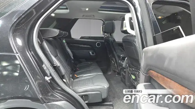 Land Rover Discovery 5 2018 — ფოტო 7/35
