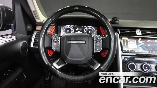 Land Rover Discovery 5 2018 — ფოტო 32/35