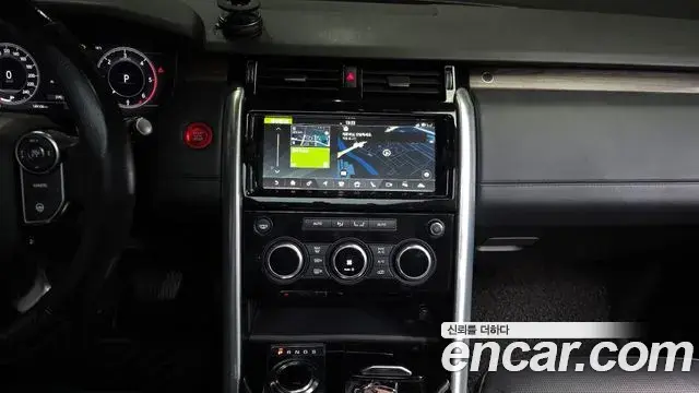 Land Rover Discovery 5 2018 — ფოტო 26/35