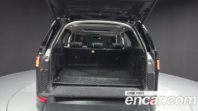 Land Rover Discovery 5 2018 — ფოტო 24/35