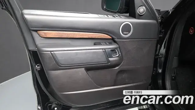 Land Rover Discovery 5 2018 — ფოტო 5/35