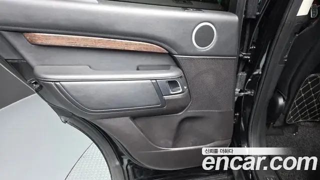 Land Rover Discovery 5 2018 — ფოტო 8/35