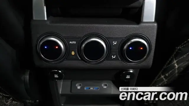 Land Rover Discovery 5 2018 — ფოტო 17/35