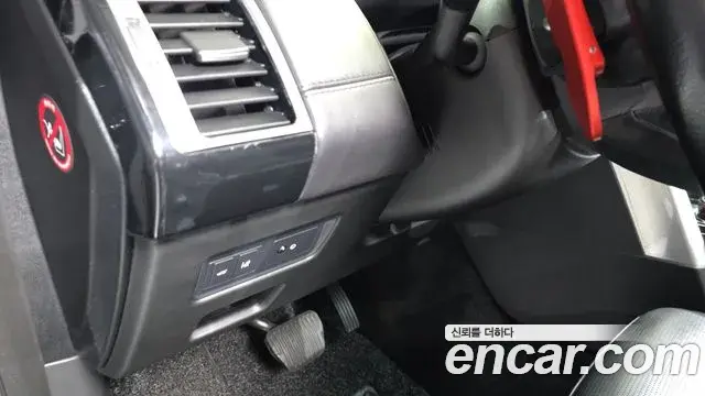 Land Rover Discovery 5 2018 — ფოტო 14/35