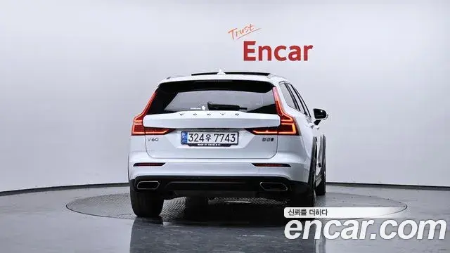 Volvo V60 Cross Country 2021 — Photo 7/37