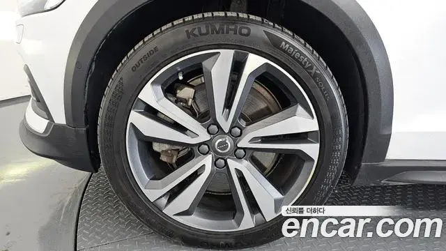 Volvo V60 Cross Country 2021 — Photo 35/37