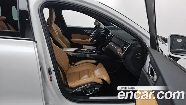 Volvo V60 Cross Country 2021 — Photo 31/37
